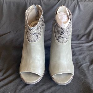 Michael Antonio Charcoal and Snake pattern size 8.5 Heel